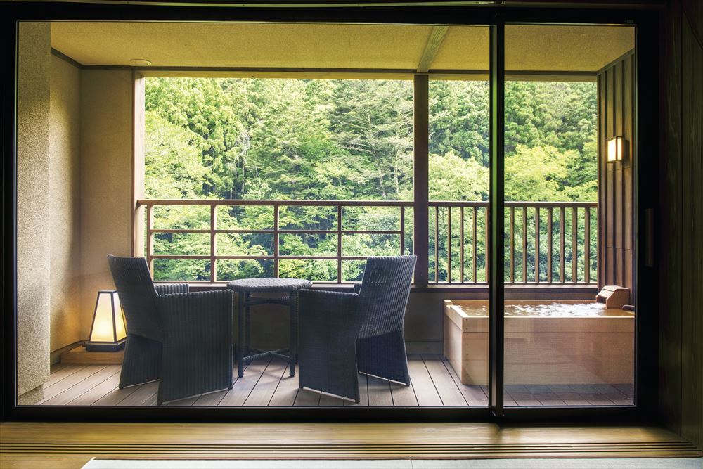 Shionoyu Onsen Rengetsu_Guest room terrace. Find true relaxation in this private space surrounded by the beauty of the valley.